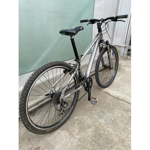 1357 - A TREK MOUNTAIN BIKE WITH FRONT SUSPENSION AND 21 SPEED GEAR SYSTEM