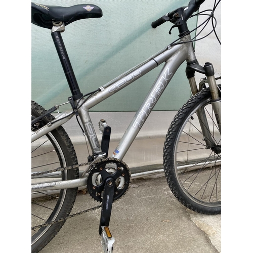 1357 - A TREK MOUNTAIN BIKE WITH FRONT SUSPENSION AND 21 SPEED GEAR SYSTEM