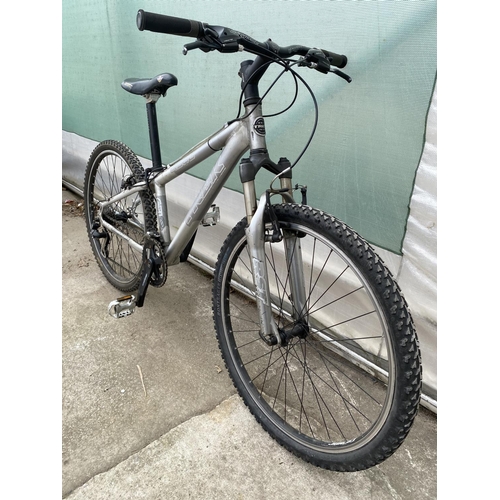 1357 - A TREK MOUNTAIN BIKE WITH FRONT SUSPENSION AND 21 SPEED GEAR SYSTEM