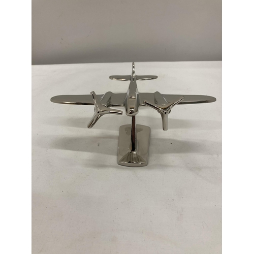 249 - A CHROME MODEL OF A WW11 BOMBER ON STAND HEIGHT 10 CM, LENGTH 17 CM