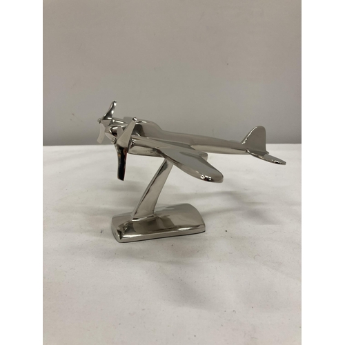 249 - A CHROME MODEL OF A WW11 BOMBER ON STAND HEIGHT 10 CM, LENGTH 17 CM