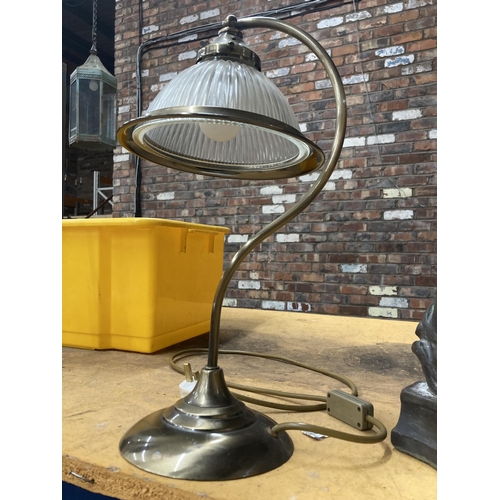 258 - A HEAVY VINTAGE STYLE LAMP WITH A SWAN NECK STAND AND A FLUTED GLASS SHADE HEIGHT 42CM