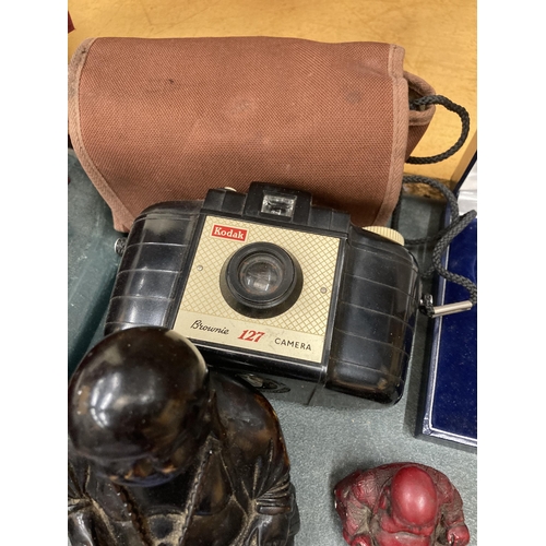 268 - A MIXED LOT OF ITEMS TO INCLUDE A KODAK BROWNIE 127 CAMERA IN CASE, VINTAGE SHUTTLES WITH COTTON, LE... 