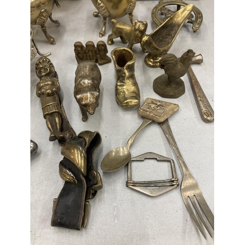 279 - A QUANTITY OF BRASS AND SILVER PLATE TO INCLUDE A BRASS TEAPOT, COFFEE POT, SUGAR BOWL, JUG, FIGURES... 