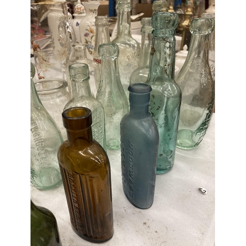 287 - A LARGE QUANTITY OF VINTAGE BOTTLES TO INCLUDE SCHWEPPES, PEPSI, UNIGATE, CHEMIST BOTTLES, ETC, MANY... 