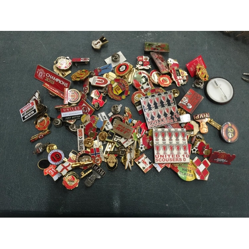 143 - A QUANTITY OF MANCHESTER UNITED BADGES