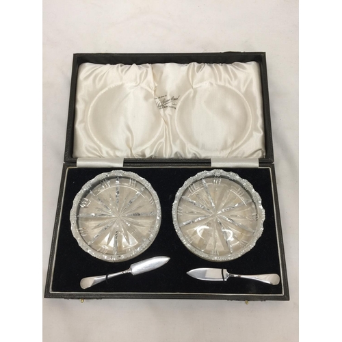 159 - A PAIR OF BUTTER DISHES AND HALLMARKED BIRMINGHAM BUTTER KNIVES IN A FITTED CASE