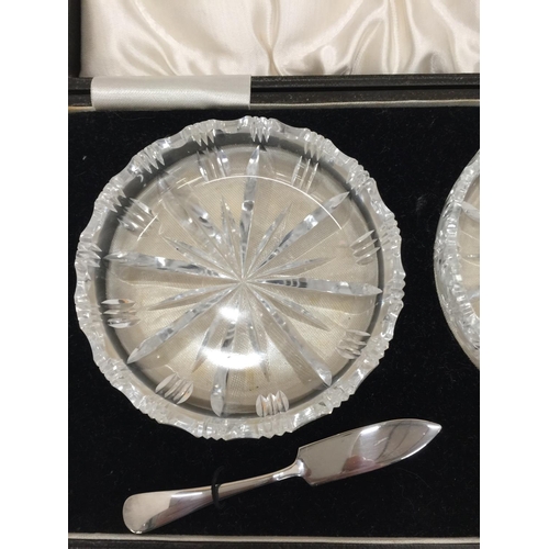 159 - A PAIR OF BUTTER DISHES AND HALLMARKED BIRMINGHAM BUTTER KNIVES IN A FITTED CASE