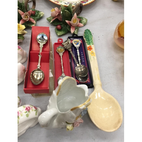 170 - A COLLECTION OF ITEMS TO INCLUDE ANIMAL THEMED CHINA NAPKIN RINGS, CHINA POSIES TO INCLUDE SWANS, ET... 