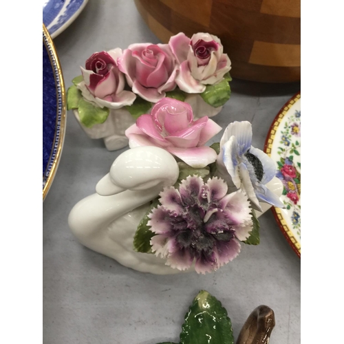 170 - A COLLECTION OF ITEMS TO INCLUDE ANIMAL THEMED CHINA NAPKIN RINGS, CHINA POSIES TO INCLUDE SWANS, ET... 