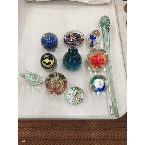 175 - A QUANTITY OF GLASS PAPERWEIGHTS TO INCLUDE M'DINA AND CAITHNESS