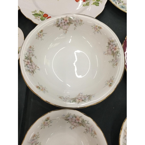 207 - A QUANTITY OF CHINA TO INCLUDE QUEEN'S 'VIRGINIA STRAWBERRY' CUPS, BOWLS, SERVING PLATE, DUCHESS CHI... 