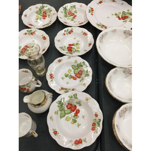 207 - A QUANTITY OF CHINA TO INCLUDE QUEEN'S 'VIRGINIA STRAWBERRY' CUPS, BOWLS, SERVING PLATE, DUCHESS CHI... 