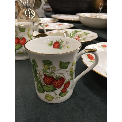 207 - A QUANTITY OF CHINA TO INCLUDE QUEEN'S 'VIRGINIA STRAWBERRY' CUPS, BOWLS, SERVING PLATE, DUCHESS CHI... 