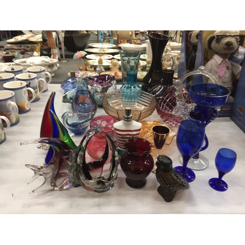 211 - A LARGE QUANTITY OF COLOURED GLASSWARE TO INCLUDE MURANO AND MDINA STYLE, VASES, JUGS, BOWLS, FISH, ... 