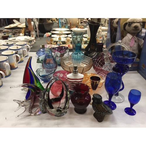 211 - A LARGE QUANTITY OF COLOURED GLASSWARE TO INCLUDE MURANO AND MDINA STYLE, VASES, JUGS, BOWLS, FISH, ... 