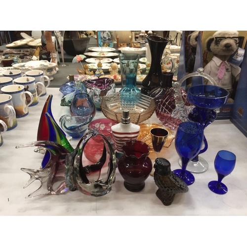 211 - A LARGE QUANTITY OF COLOURED GLASSWARE TO INCLUDE MURANO AND MDINA STYLE, VASES, JUGS, BOWLS, FISH, ... 