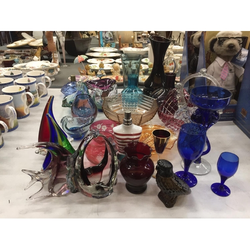 211 - A LARGE QUANTITY OF COLOURED GLASSWARE TO INCLUDE MURANO AND MDINA STYLE, VASES, JUGS, BOWLS, FISH, ... 