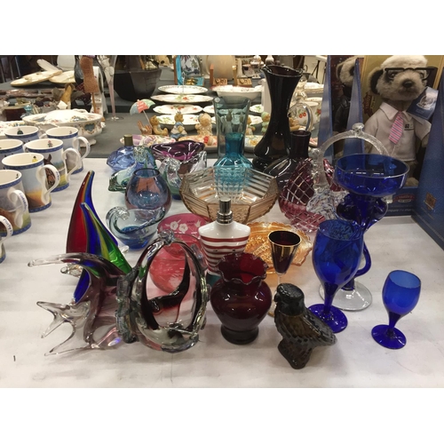 211 - A LARGE QUANTITY OF COLOURED GLASSWARE TO INCLUDE MURANO AND MDINA STYLE, VASES, JUGS, BOWLS, FISH, ... 