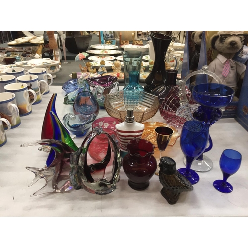 211 - A LARGE QUANTITY OF COLOURED GLASSWARE TO INCLUDE MURANO AND MDINA STYLE, VASES, JUGS, BOWLS, FISH, ... 