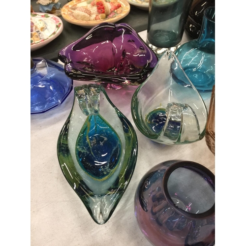 211 - A LARGE QUANTITY OF COLOURED GLASSWARE TO INCLUDE MURANO AND MDINA STYLE, VASES, JUGS, BOWLS, FISH, ... 