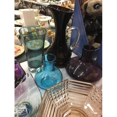 211 - A LARGE QUANTITY OF COLOURED GLASSWARE TO INCLUDE MURANO AND MDINA STYLE, VASES, JUGS, BOWLS, FISH, ... 