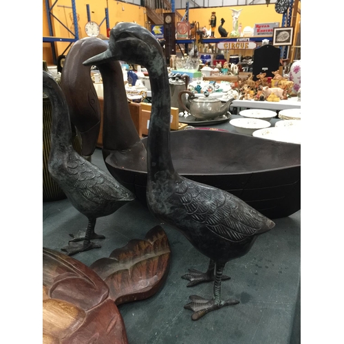 220 - A LARGE HAND CARVED WOODEN BOWL IN THE SHAPE OF A SWAN, TWO METAL GEESE PLUS THREE FLYING MALLARD WA... 