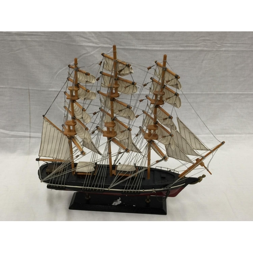 321 - A HAND PAINTED MODEL OF A THE CUTTY SARK L: 47CM