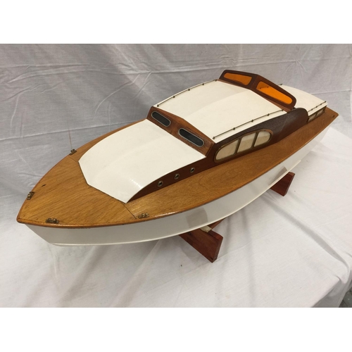 323 - A LARGE REMOTE CONTROL MOTORISED MODEL OF A WOODEN BOAT 'SEA QUEEN' ON A WOODEN BASE WITH HITEC RANG... 