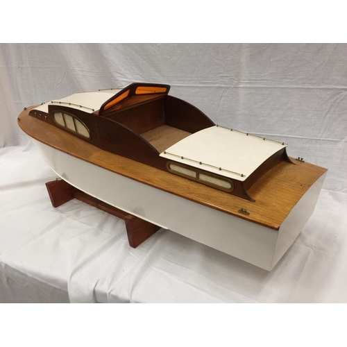 323 - A LARGE REMOTE CONTROL MOTORISED MODEL OF A WOODEN BOAT 'SEA QUEEN' ON A WOODEN BASE WITH HITEC RANG... 