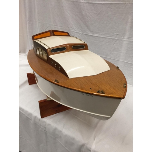 323 - A LARGE REMOTE CONTROL MOTORISED MODEL OF A WOODEN BOAT 'SEA QUEEN' ON A WOODEN BASE WITH HITEC RANG... 