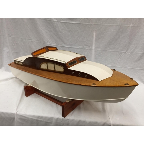 323 - A LARGE REMOTE CONTROL MOTORISED MODEL OF A WOODEN BOAT 'SEA QUEEN' ON A WOODEN BASE WITH HITEC RANG... 