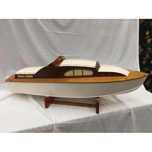 323 - A LARGE REMOTE CONTROL MOTORISED MODEL OF A WOODEN BOAT 'SEA QUEEN' ON A WOODEN BASE WITH HITEC RANG... 