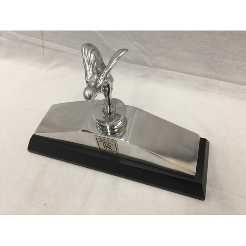 34 - A CHROME ROLLS ROYCE RADIATOR TOP STYLE PLINTH WITH TOP MOUNTED SPIRIT OF ECSTASY FIGURE AND EMBLEM ... 