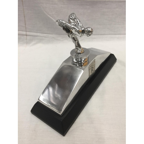 34 - A CHROME ROLLS ROYCE RADIATOR TOP STYLE PLINTH WITH TOP MOUNTED SPIRIT OF ECSTASY FIGURE AND EMBLEM ... 