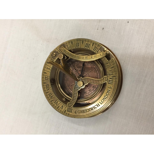 39 - A BRASS SUNDIAL GREENWICH LONDON COMPASS W: 8.5CM