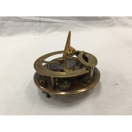 39 - A BRASS SUNDIAL GREENWICH LONDON COMPASS W: 8.5CM