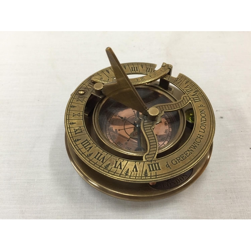 39 - A BRASS SUNDIAL GREENWICH LONDON COMPASS W: 8.5CM