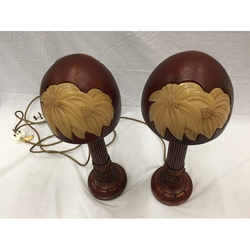 44 - A PAIR OF UNUSUAL LAMPS WITH WOODEN COLUMN STYLE BASES AND MUSHROOM STYLE SHADES H: 48CM