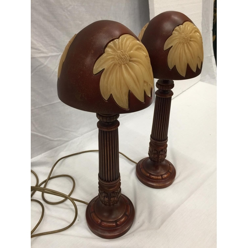 44 - A PAIR OF UNUSUAL LAMPS WITH WOODEN COLUMN STYLE BASES AND MUSHROOM STYLE SHADES H: 48CM