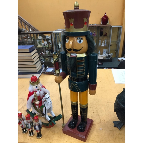 53 - A COLLECTION OF NUTCRACKER FIGURES TO INCLUDE A VERY LARGE GUARD (61CM), A KING RIDING A ROCKING HOR... 