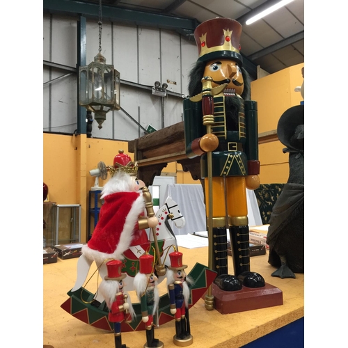 53 - A COLLECTION OF NUTCRACKER FIGURES TO INCLUDE A VERY LARGE GUARD (61CM), A KING RIDING A ROCKING HOR... 