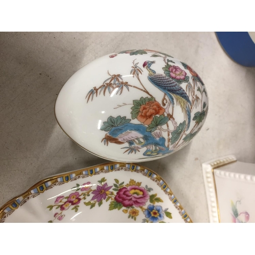 464 - A COLLECTION OF CHINA ITEMS TO INCLUDE AYNSLEY 'COTTAGE GARDEN', WEDGWOOD PIN TRAYS, TRINKET DISH, E... 