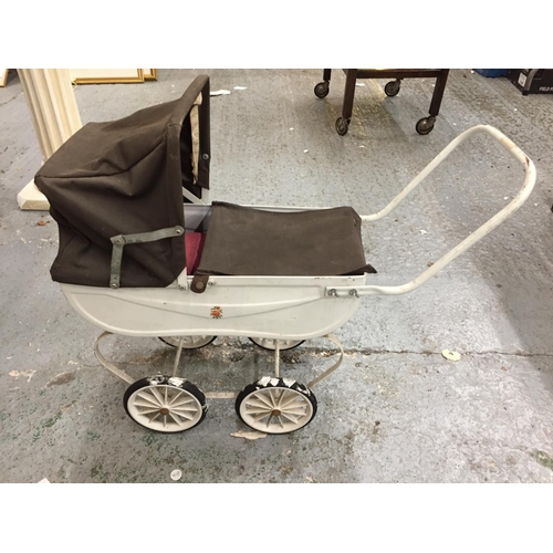 483 - A VINTAGE DOLL'S CARRIAGE PRAM IN CREAM WITH BROWN UPHOLSTERY