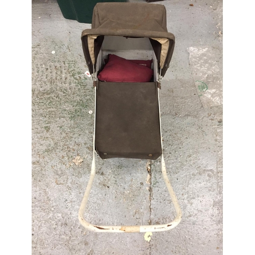 483 - A VINTAGE DOLL'S CARRIAGE PRAM IN CREAM WITH BROWN UPHOLSTERY