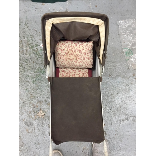 483 - A VINTAGE DOLL'S CARRIAGE PRAM IN CREAM WITH BROWN UPHOLSTERY