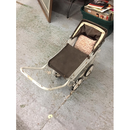 483 - A VINTAGE DOLL'S CARRIAGE PRAM IN CREAM WITH BROWN UPHOLSTERY