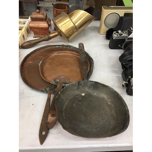 484 - A QUANTITY OF COPPERWARE TO INCLUDE PANS, TEA CADDY, BRASS SCOOP, ETC