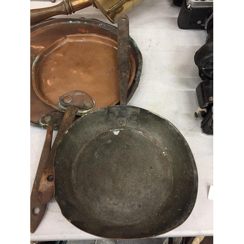 484 - A QUANTITY OF COPPERWARE TO INCLUDE PANS, TEA CADDY, BRASS SCOOP, ETC