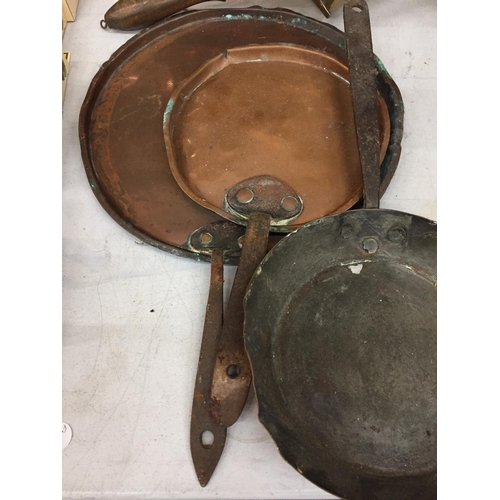 484 - A QUANTITY OF COPPERWARE TO INCLUDE PANS, TEA CADDY, BRASS SCOOP, ETC